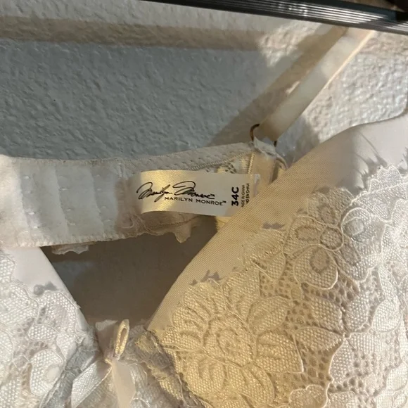 Marilyn Monroe Cream Lace Bra - Picture 3 of 5